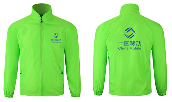 純綠色廣告風(fēng)衣訂做背后款式及LOGO印制效果圖
