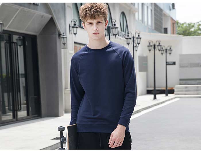 插肩袖純色圓領衛衣定做模特實穿之藏青色效果展示圖